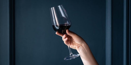 Know The Correct Wine Glass Holding Technique