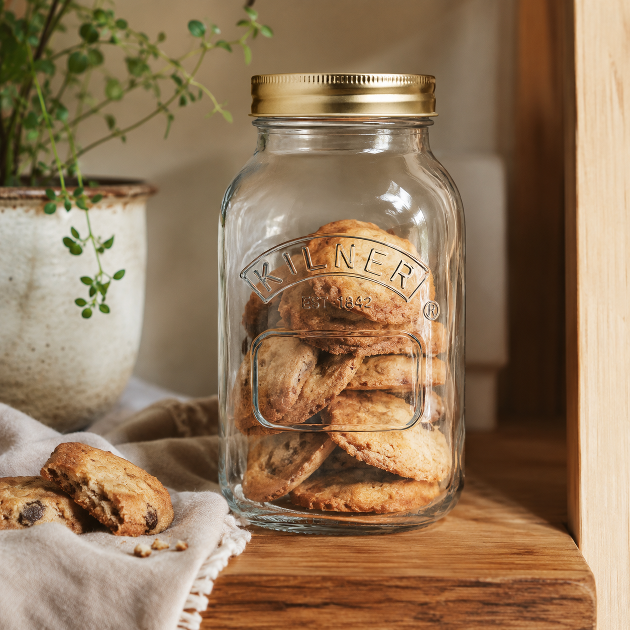 Kilner 1 Litre Leakproof Premium Preserve Glass Jar with Screw Lid, Ideal for Storing and Preserving